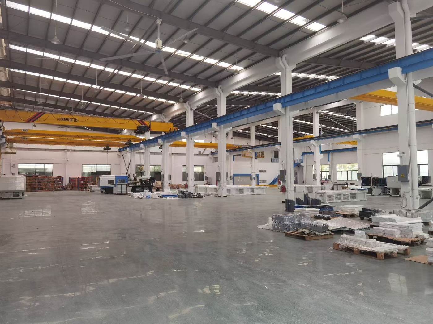 Injection molding machine manufacturing floor used as delivery and acceptance evidence context